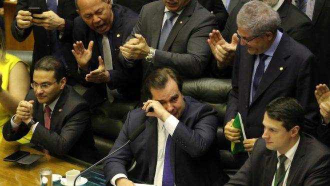 Deputados aplaudem Rodrigo Maia após aprovação da reforma da Previdência. Foto: Fábio Rodrigues Pozzebom/Agência Brasil