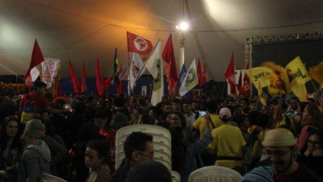 Jovens na abertura do 57º Congresso da União Nacional dos Estudantes, em Brasília, com bandeiras de partidos de esquerda.