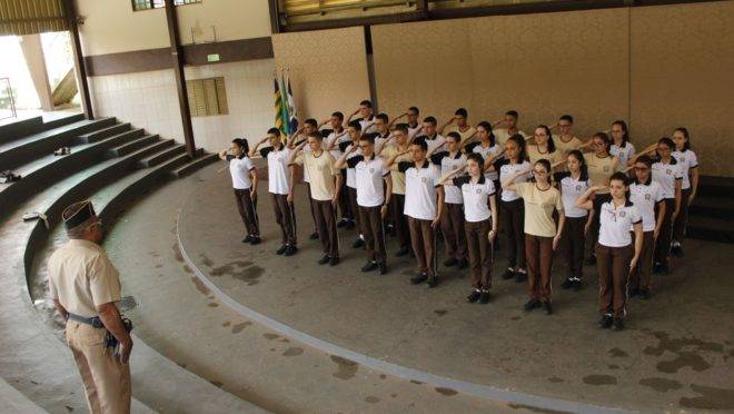 Será adotado o modelo das escolas em Goiás, com administração militar, professores civis e ingresso dos alunos por sorteio.