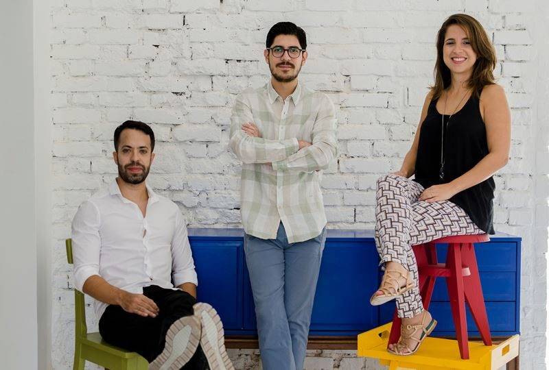 Os três sócios da loja virtual de móveis e decoração Muma: Os sócios do e-commerce de móveis e decoração Muma: Matheus Ximenes Pinheiro (à esquerda) e os sócios Diego Ortiz e Carolina Lumack.