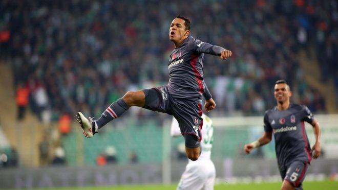 Lateral Adriano negocia salários com o Athletico e já conversou com diretor Paulo André