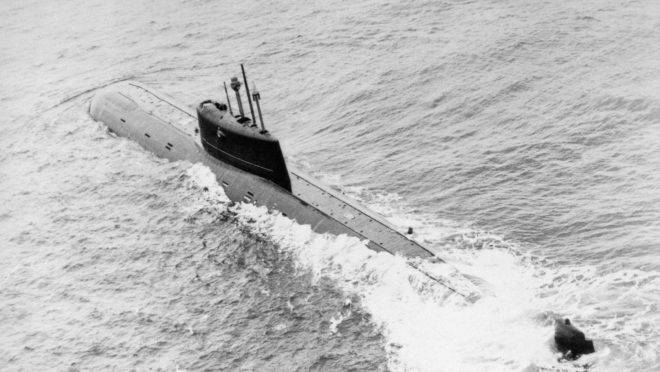 O submarino soviético Komsomolets, que afundou em 1989 no Mar da Noruega