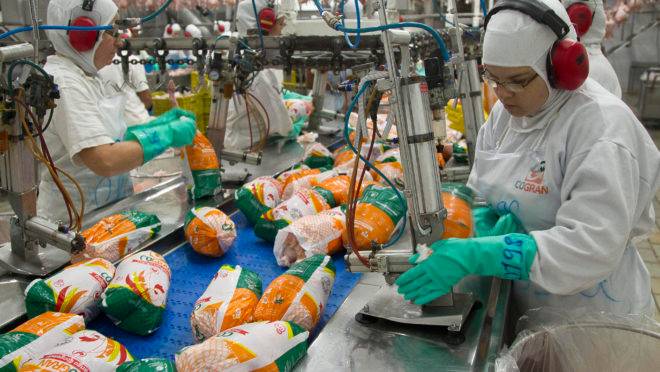 Linha de produção de frigorífico da Cogran em Pará de Minas (MG); exportações cresceram no primeiro semestre, principalmente tendo a China como destino.