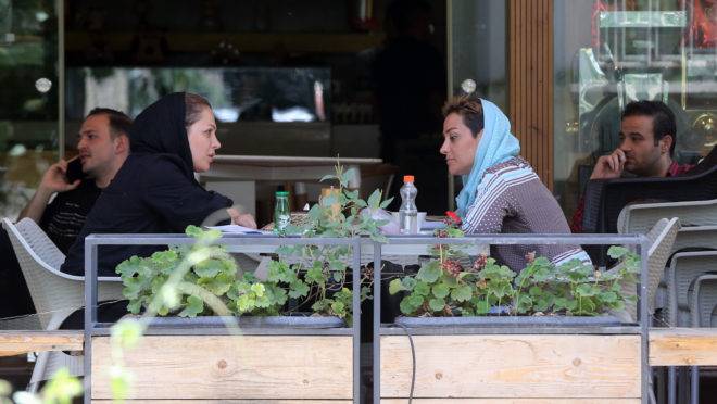 Iranianas se reúnem em uma cafeteria na capital Teerã