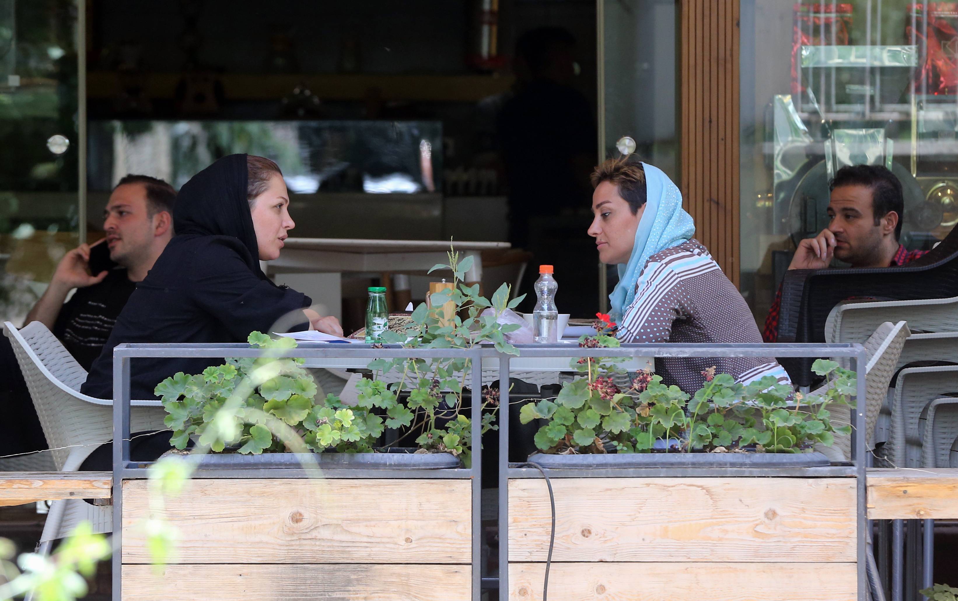 Iranianas se reúnem em uma cafeteria na capital Teerã