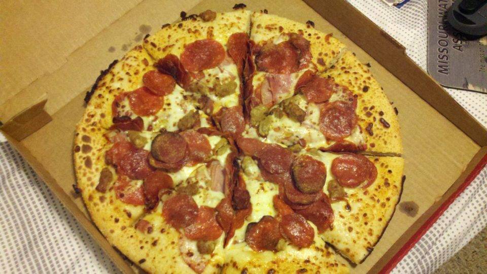 Em sua luta exaustiva pela nunca alcançável justiça histórica, há quem tenha opinião até mesmo sobre suásticas inexistentes em pizzas também inexistentes.