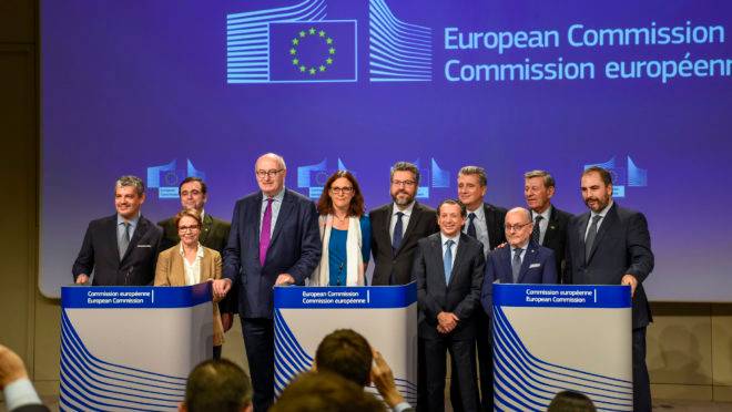 A ministra da Agricultura, Tereza Cristina (à esquerda), com as equipes brasileira e europeia durante o anúncio do acordo comercial entre Mercosul e União Europeia.