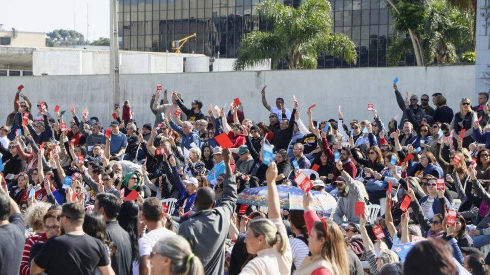 Professores estaduais decidem suspender a greve no Paraná Votação dos professores e funcionários de escolas estaduais em assembleia da APP-Sindicato.