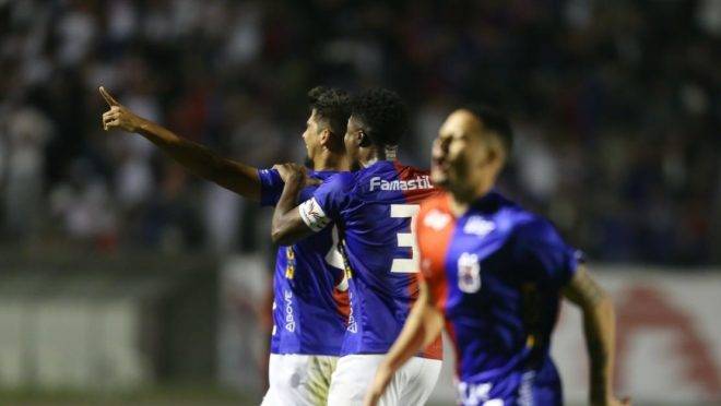Leandro Almeida comemora com a equipe o segundo gol do Paraná. Foto: André Rodrigues/ Gazeta do Povo