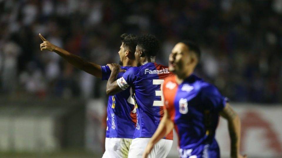 Paraná vence de virada o líder Bragantino e encosta no G4 Leandro Almeida comemora com a equipe o segundo gol do Paraná. Foto: André Rodrigues/ Gazeta do Povo