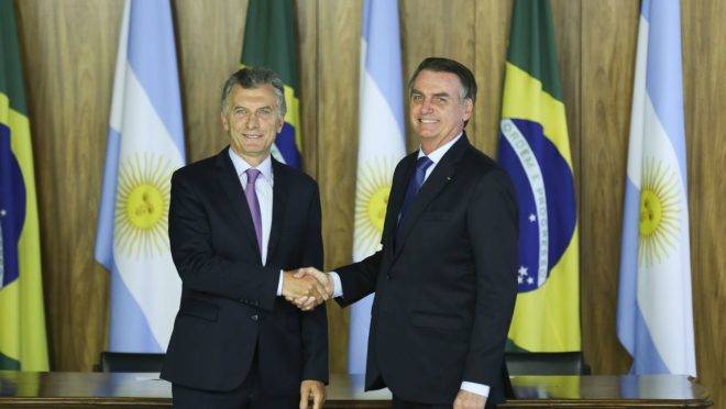 Jair Bolsonaro cumprimenta Mauricio Macri