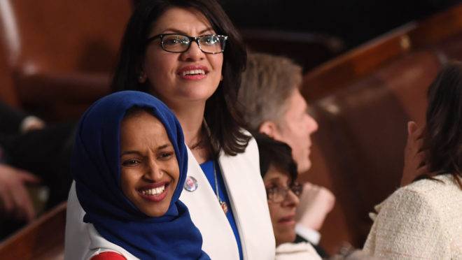 Deputadas Ilhan Omar, nascida na Somália, e Rashida Tlaib, filha de imigrantes palestinos se defenderam no Twitter
