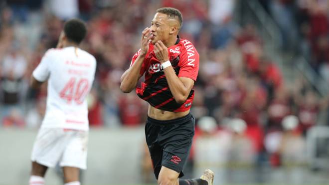 Vitinho garantiu a vitória do Athletico contra o Internacional no Brasileirão