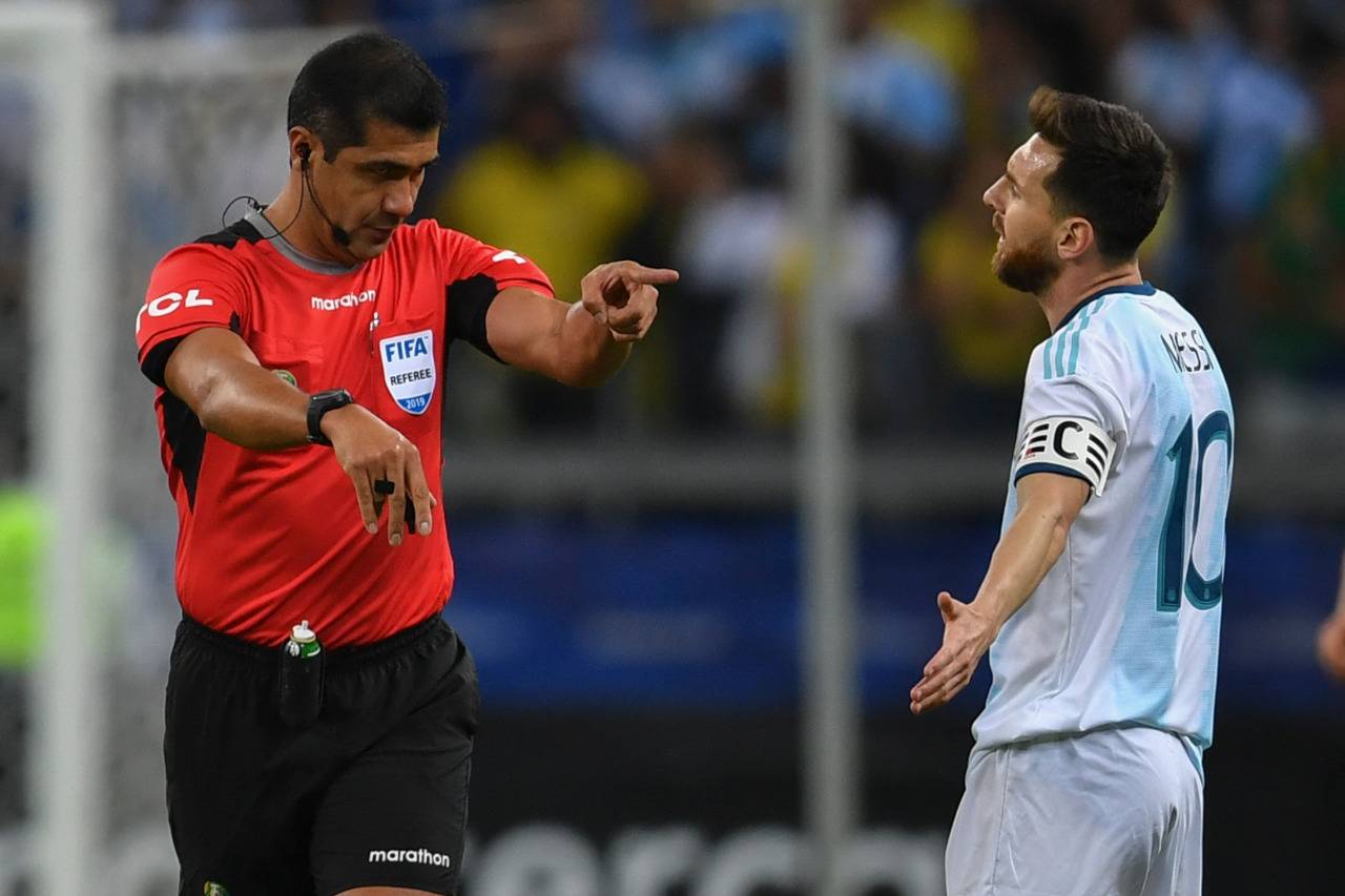 Messi reclamou bastante no jogo entre Argentina e Brasil. Foto: Pedro UGARTE / AFP Messi reclamou bastante no jogo entre Argentina e Brasil. Foto: Pedro UGARTE / AFP