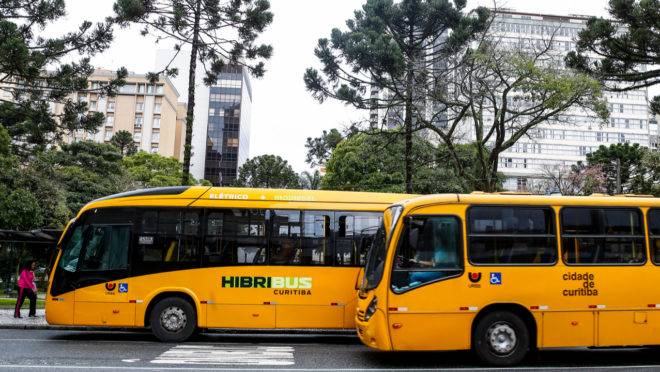 Ônibus de Curitiba poderão ter passagem mais barata fora do horário de pico.