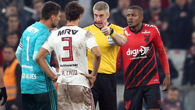 Primeiro jogo entre os dois times teve muita reclamação. Foto: Albari Rosa/Gazeta do Povo