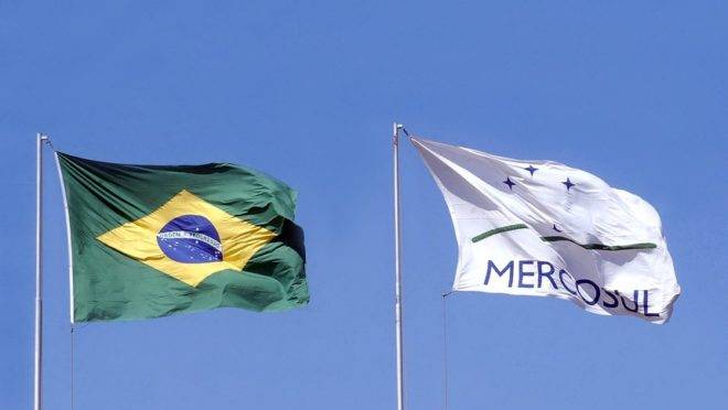 Bandeiras do Brasil e do Mercosul tremulando em Brasília. Foto: Jane Araújo/Agência Senado