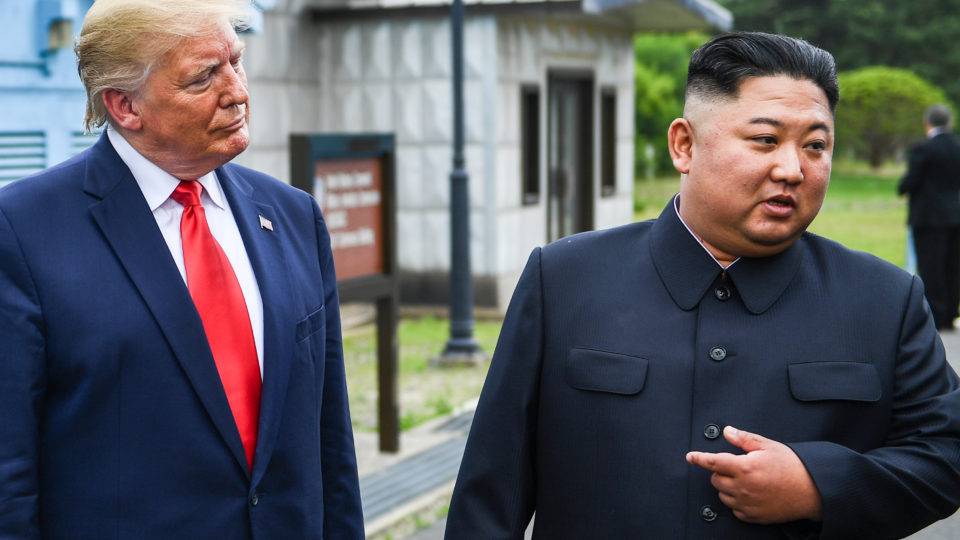 O ditador da Coreia do Norte, Kim Jong-un, fala com o presidente dos EUA, Donald Trump