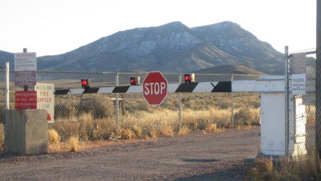 Cancela perto da base aérea americana em Nevada