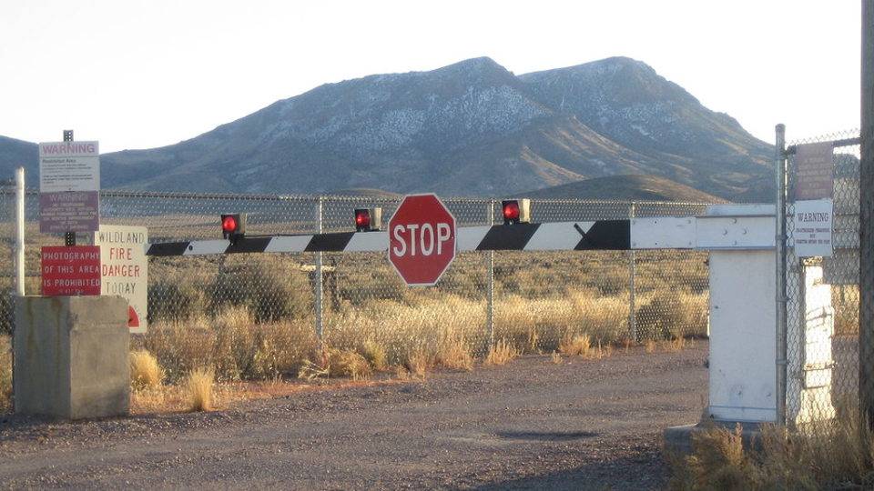 Cancela perto da base aérea americana em Nevada
