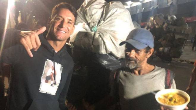 Meia Thiago Neves, ex-Paraná, durante ação de caridade em Belo Horizonte