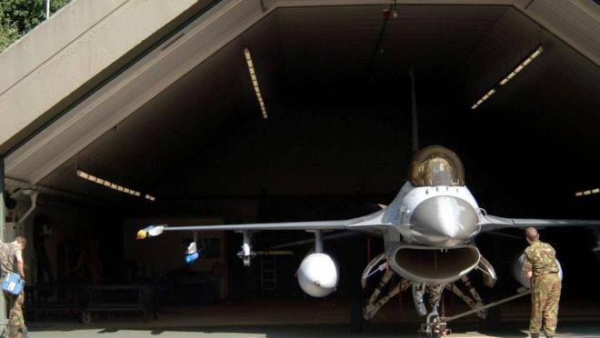 Um caça F16 na base aérea de Volkel, na Holanda