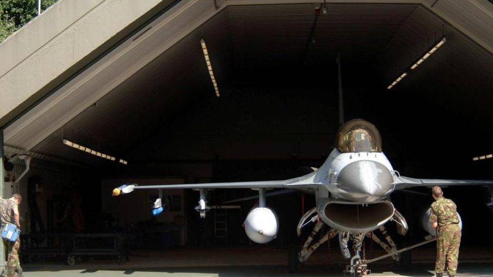 Um caça F16 na base aérea de Volkel, na Holanda