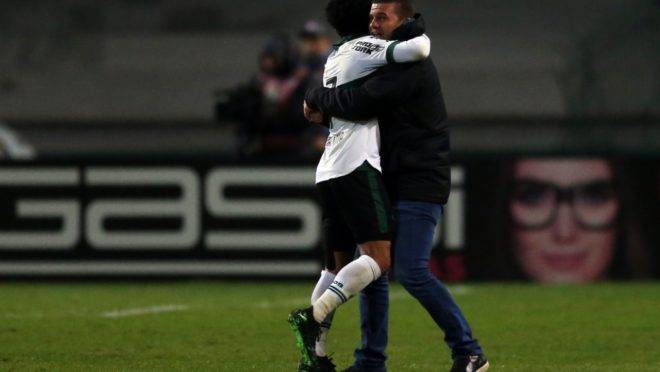 Rafinha abraça o o treinador após a vitória. Foto: Albari Rosa/Gazeta do Povo