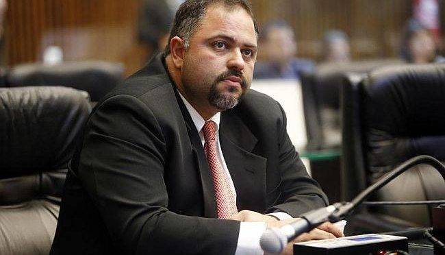 O deputado Artagão Júnior explicou que caberá à Secretaria de Estado da Educação definir em que disciplina será ensinado o criacionismo, caso seu projeto de lei seja aprovado. (Foto: Albari Rosa)