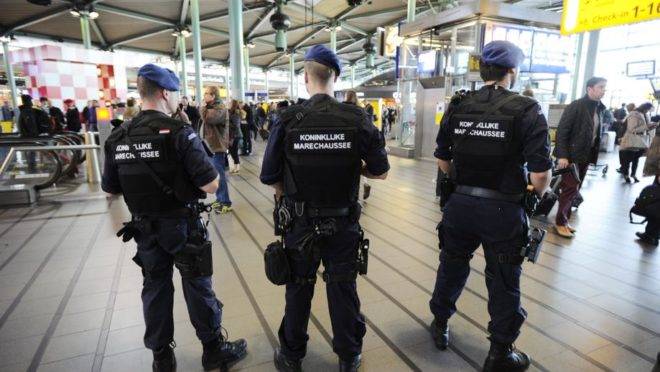 Policiais holandeses fazem segurança em aeroporto de Amsterdam.