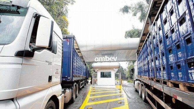 Caminhões da AMBEV.