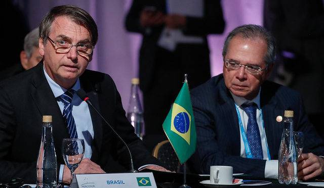 Jair Bolsonaro ao lado do ministro da Economia, Paulo Guedes