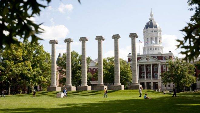 Fachada de um dos edifícios principais da Universidade de Missouri.
