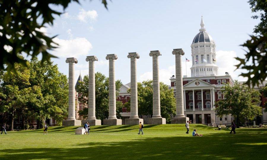 Universidade pode perder US$ 5 milhões por não contratar professores adeptos a Mises Fachada de um dos edifícios principais da Universidade de Missouri.