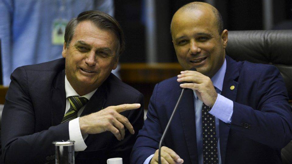 O fogo amigo que desidratou a reforma O presidente Jair Bolsonaro e o deputado Major Vitor Hugo, líder do governo na Câmara dos Deputados.