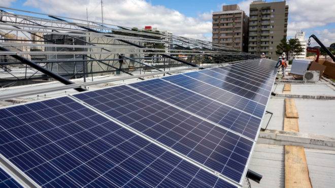 Painéis de energia solar no teto da sede da prefeitura: sistema mais ser estendido a terminais, rodoviária e ao aterro do Caximba.