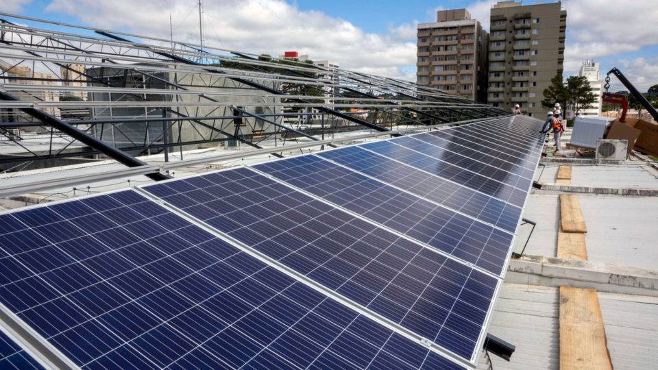 Curitiba aposta em energia solar nos terminais de ônibus para baixar conta de luz Painéis de energia solar no teto da sede da prefeitura: sistema mais ser estendido a terminais, rodoviária e ao aterro do Caximba.