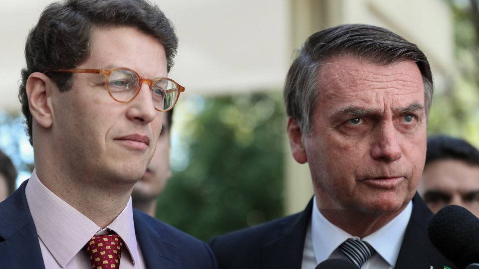 O ‘roubo’ em Noronha e mais 5 polêmicas ambientais do governo Bolsonaro Presidente da República, Jair Bolsonaro acompanhado do Ministro do Meio Ambiente, Ricardo Salles.