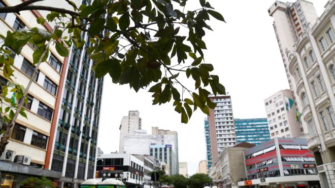 Quinta-feira será nublada em Curitiba.