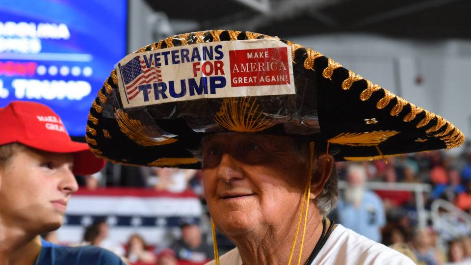 “Mande-a de volta”, gritam apoiadores de Trump à deputada nascida na Somália Apoiador de Trump durante um comício na Carolina do Norte
