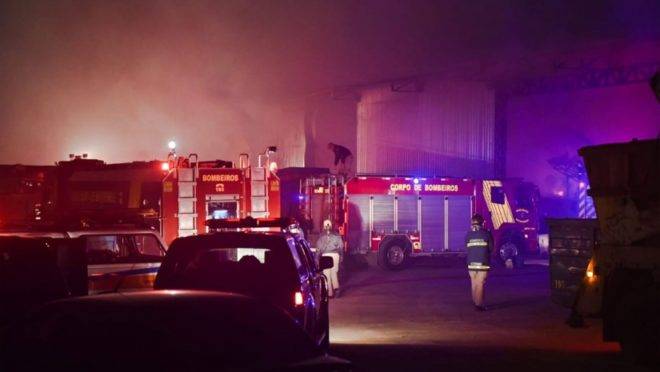 Corpo de Bombeiros levou 4 horas para conter o fogo no barracão em Araucária.