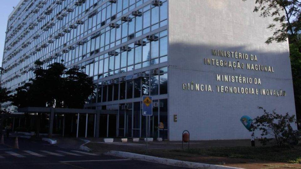 Partidos políticos receberam quatro vezes mais do que investimento em Ciência e Tecnologia O Ministério da Ciência e Tecnologia tem 1,5 mil cargos vagos