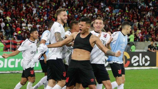 Athletico foi heroico e milionários Flamengo e Palmeiras estão fora; ouça o comentário