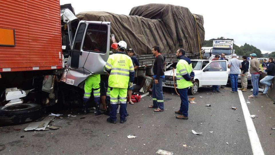 Três acidentes em menos de uma hora: BR-116 é bloqueada após batidas com 9 carros Terceiro acidente foi um engavetamento com 5 carros e que deixou uma pessoa gravemente ferida