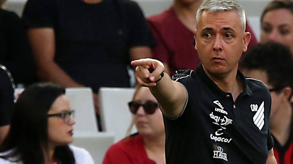 Nunes rebate polêmicas e defende gramado sintético do Athletico: “Não usamos muletas” Nunes rebate polêmicas e defende gramado sintético do Athletico: "Não usamos muletas"