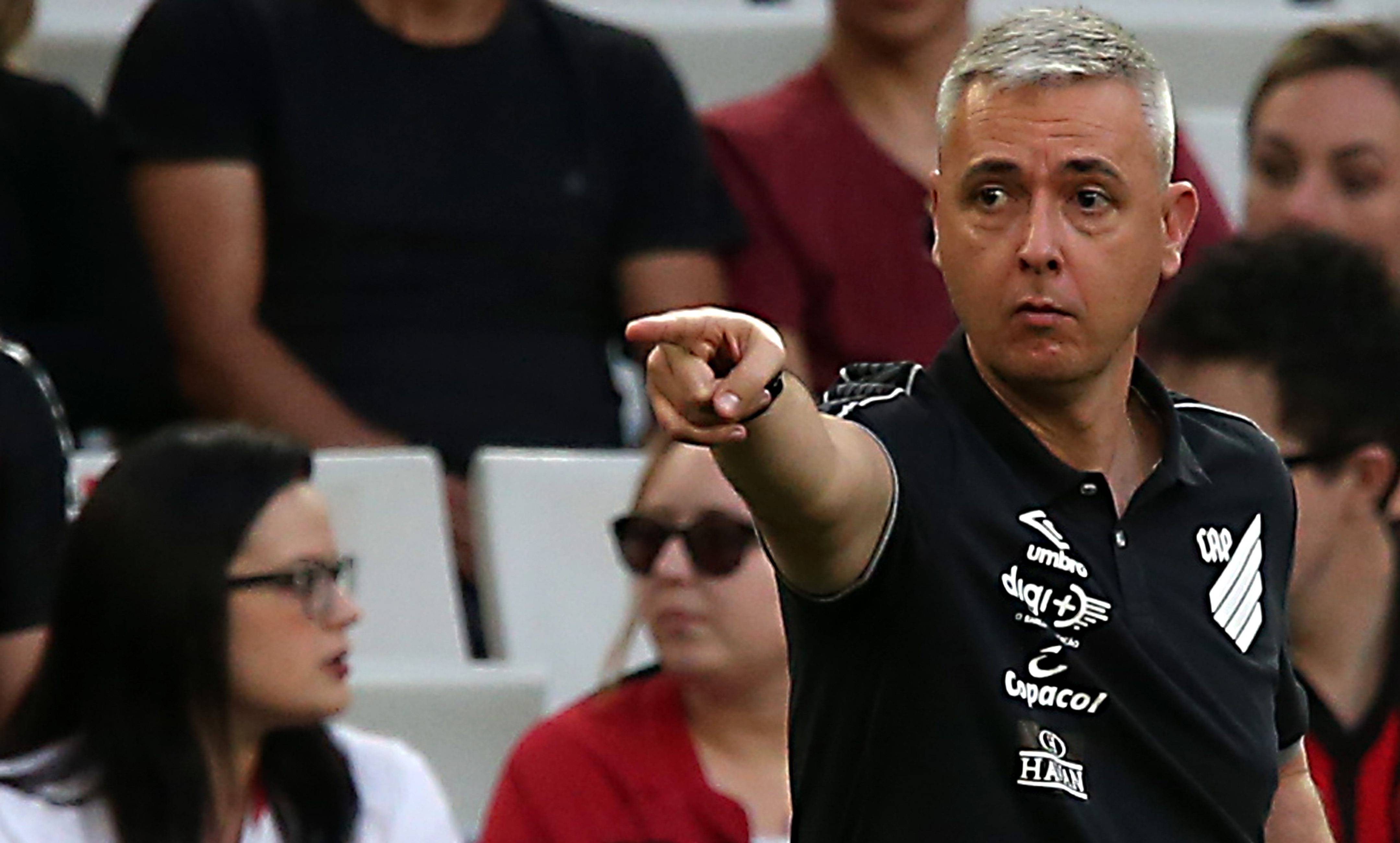 Nunes rebate polêmicas e defende gramado sintético do Athletico: "Não usamos muletas"