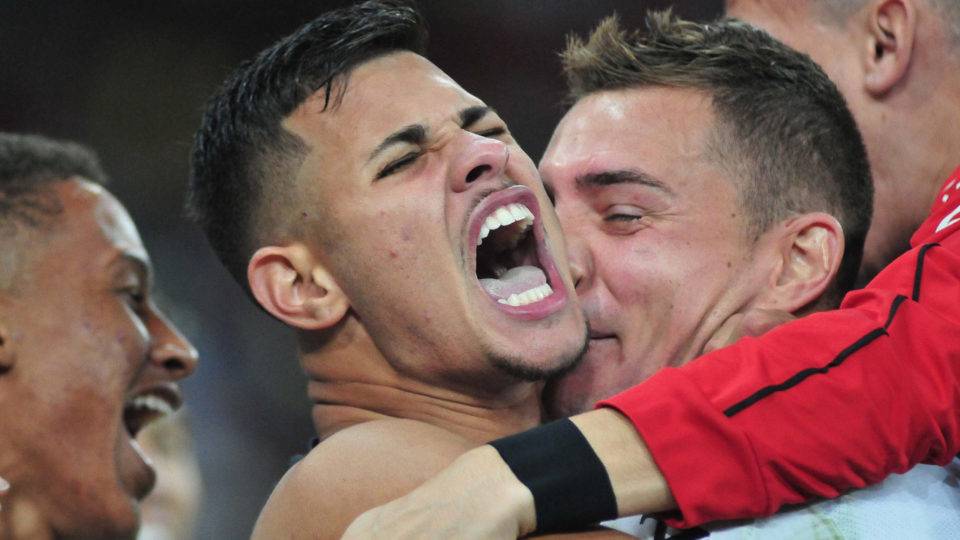 O “pobre” Athletico despachou o “rico” Flamengo; compare receitas dos clubes Bruno Guimarães é celebrado após Athletico eliminar o Flamengo no Maracanã