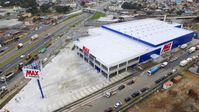 O Max Atacadista Araucária tem 15 mil itens à disposição dos clientes, vendidos no formato atacarejo – mistura de atacado com varejo.