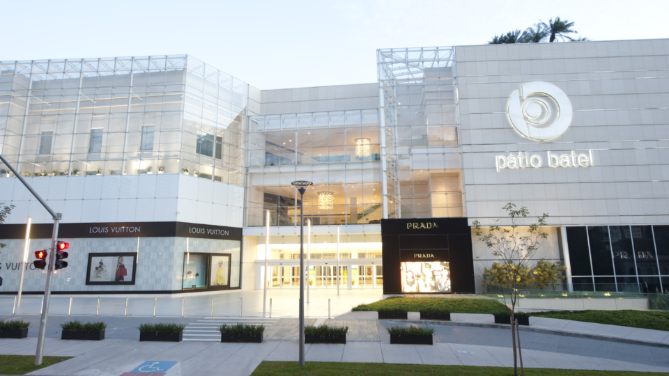35% dos clientes do Pátio Batel chegam ao shopping via aplicativo de mobilidade O Pátio Batel tem 186 operações, entre lojas e gastronomia; 40 delas de padrão luxo.