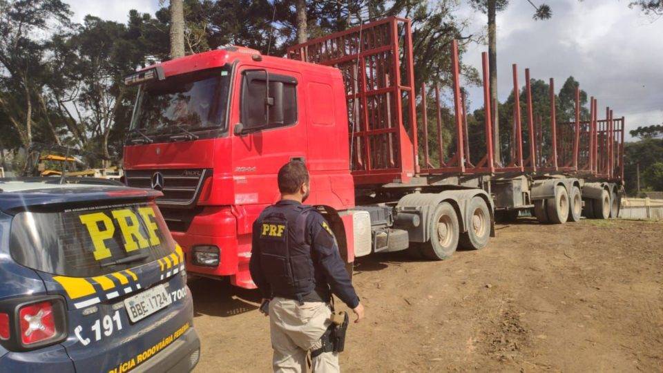 PRF encontra caminhão de onde se soltou peça que matou mulher Policiais rodoviários encontraram o caminhão do qual se soltou o tambor de freio que matou professora universitária.